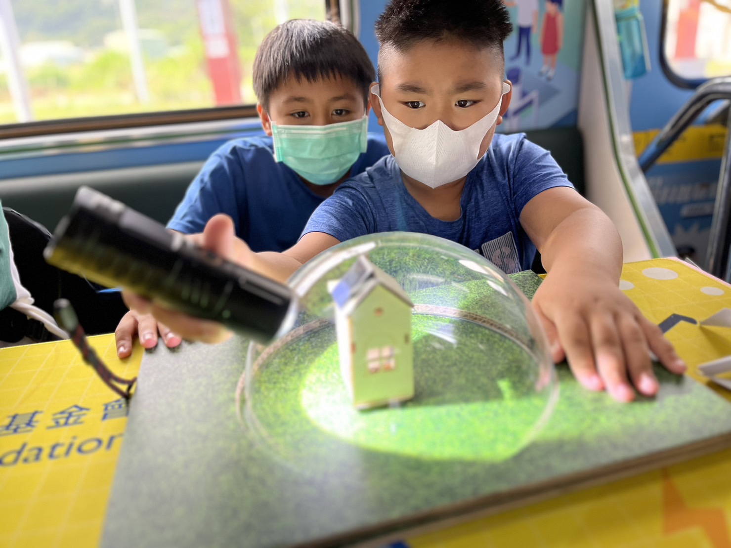 DB电竞參與基礎科學主題車廂，以STEAM教學精神，設計「逐日科學家」、「太陽能工程師」以及「淨零建築師」三大能源科普課程和實驗