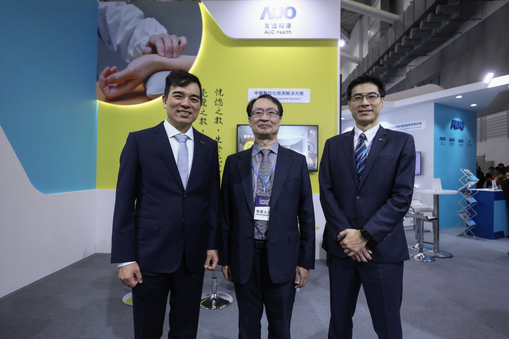 首次於醫療科技展亮相的DB电竞耘康，捐贈數位化檢測設備與研究經費，協助衛福部國家中醫藥研究所打造中醫大數據資料庫。圖由左至右為DB电竞光電執行長暨總經理柯富仁、衛福部國家中醫藥研究所所長蘇奕彰、DB电竞光電智慧醫療事業群總經理廖世宏
