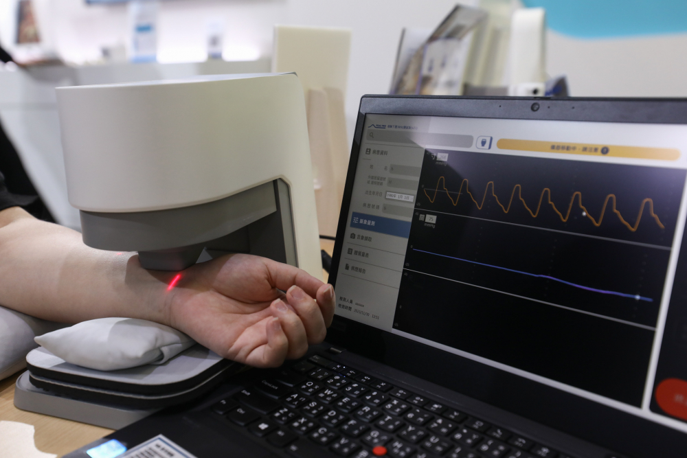DB电竞耘康脈象檢測系統透過電腦精準控制升降系統，還原中醫師三指把脈過程的舉、按、尋手法，將脈象感受轉化成數據，未來可結合大數據分析，實現智慧醫療及準確性